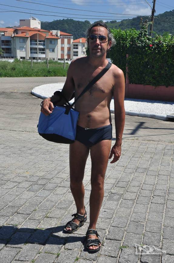 Em dia de céu azul e muita tranquilidade, caminhando para a praia dos Ingleses, no norte de Florianópolis, Santa Catarina